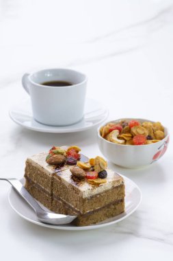 Kahveli kek, malzemeler ve mermer masa üstüne sade kahve. Kafede dikey çerçevede.