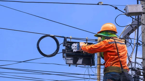 Vue Arrière Technicien Sur Échelle Bois Travaille Installer Fibre Optique — Photo