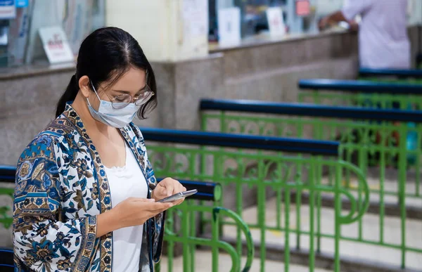 Jonge Aziatische Vrouwelijke Toeristen Casual Stijl Met Beschermende Masker Met — Stockfoto