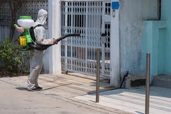 Trabalhador Desinfetante Trajes Proteção Com Pulverização Máscara Desinfetar Químico Fontes — Fotografia de Stock