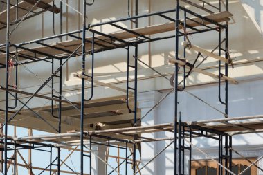 Yenileme evinin inşaat alanının dışındaki boş iskelenin yan görüntüsü