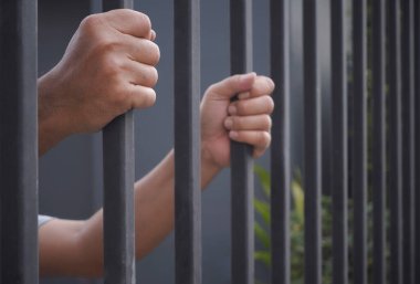 Doğru adamın elinde demir parmaklıklar, dramatik sınır çitleri ya da göçmen ve mülteci krizleriyle dolu cezaevi, tarafsız bakış açısı ve seçici odak, özgür bir konsept olmayı umuyor