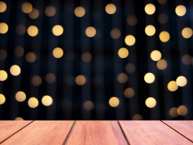 Boş ahşap tahta, bulanık, soyut, dekoratif ışıklar ve gece arkaplanındaki bokeh ile birleşir.