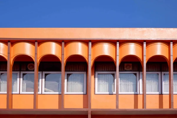 Niedriger Blickwinkel Auf Orangefarbene Fassade Mit Gewölbtem Vorzelt Und Weißen — Stockfoto