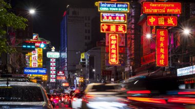 Samutsakhon, Tayland - 26 Ağustos 2020: Siyah koruyucu maskeli Asyalı genç kadın berber stili açık hava pazarındaki sokak berber dükkanında çalışıyor