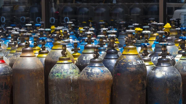 Samutsakhon, Tayland - Eylül 03.2020: Birçok eski taşınabilir benzin silindirleri müşterilere hizmet ve ulaşım için benzin deposu önünde