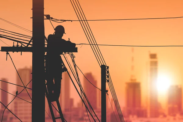 Silhouette Elektriker Auf Leiter Installiert Kabelleitungen Zum Anschluss Von Internet — Stockfoto