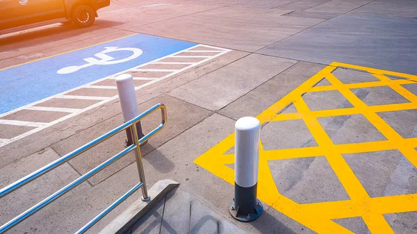 주차장 표지판도 휠체어도 주유소의 화장실 주차장에 콘크리트 바닥에 난간도 — 스톡 사진
