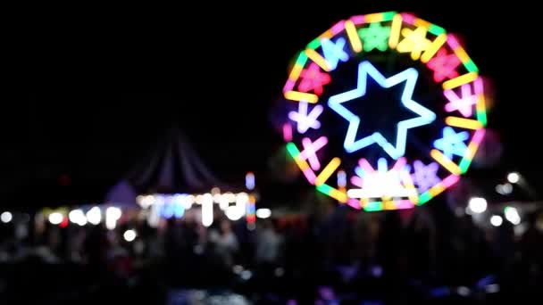 Wazig Verlichte Decoratieve Verlichting Ferris Wiel Carrousel Met Veel Mensen — Stockvideo
