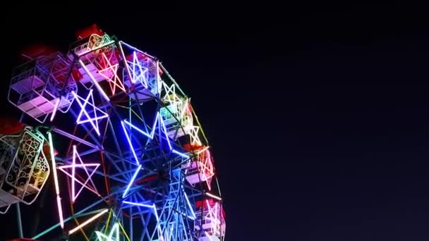 Low Angle View Van Verlichte Decoratieve Verlichting Ferris Wiel Nacht — Stockvideo
