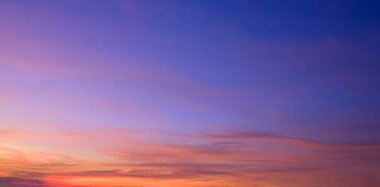 Alacakaranlık arkaplanı doğal ışık ve turuncu güneş ışığı bulutu ile mavi akşam gökyüzünde panoramik manzarayla