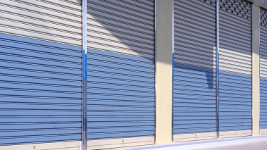 Ticari binanın arka planında, ışık ve gölgeli otomatik paten kepenk kapakları, kopyalama alanı ile yan görünüm