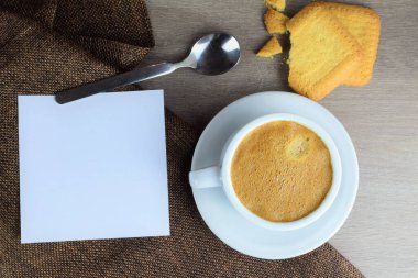 Kapatın. Sütlü kahve ve yanında da fırınlanmış kurabiye. Metin veya fikir için beyaz sayfa