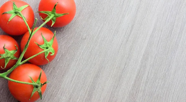 Tomates Cherrys Ramo Mesa Madeira Espaço Para Texto — Fotografia de Stock