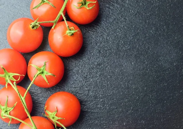 Tomates Cherrys Ramo Mesa Pedra Ardósia — Fotografia de Stock