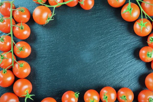 Tomates Cherrys Ramo Mesa Pedra Ardósia Espaço Para Texto — Fotografia de Stock