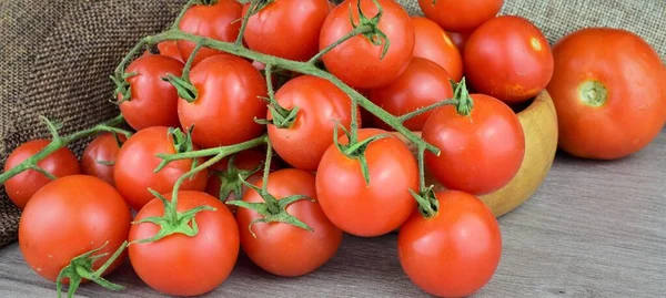 Tomates Cherrys Ramo Mesa Madeira Espaço Para Texto — Fotografia de Stock