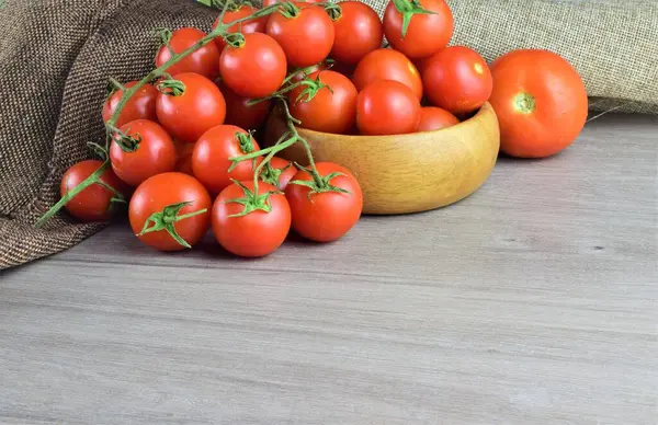 Fecha Pequeno Jardim Cherrys Tomates Ramo Mesa Madeira Espaço Para — Fotografia de Stock
