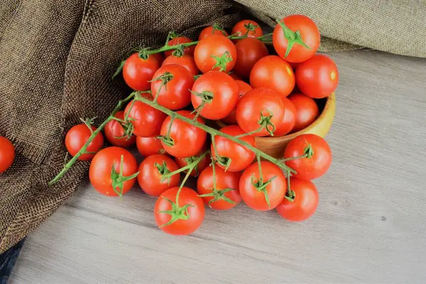 Fecha Pequeno Jardim Cherrys Tomates Ramo Mesa Madeira Espaço Para — Fotografia de Stock