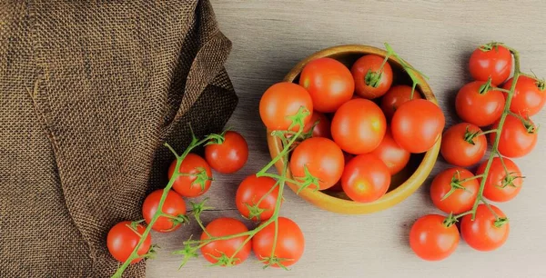 Pequeno Jardim Cherrys Tomates Ramo Mesa Madeira Espaço Para Texto — Fotografia de Stock