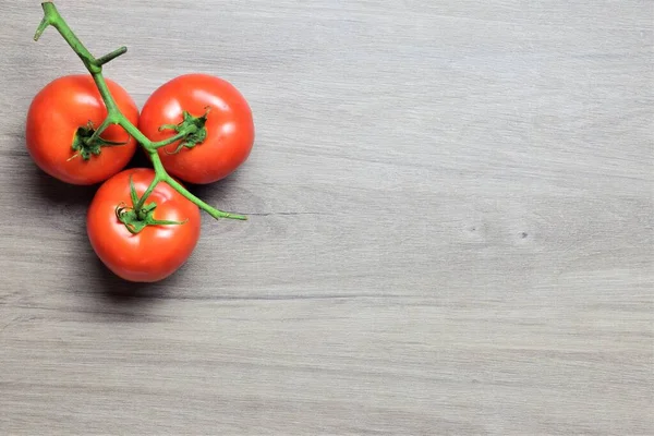 Rami Pomodoro Rosso Sul Tavolo Legno Spazio Testo — Foto Stock