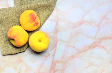 Şeftali ve kumaş, mutfak mermeri