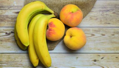 Hava manzarası, tuval üzerinde meyve ve tahta tahtalar, muz ve şeftali.