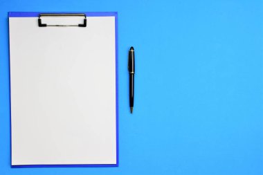 Siyah kalem, klipsli klasör ve beyaz kağıtlar, metin için boşluk