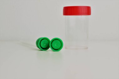  Test tüpleri ve sıvılar veya diğer testler için küçük laboratuvar kapları. Metin için boşluk.