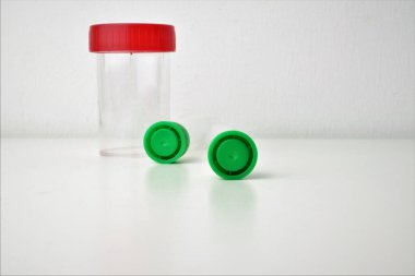  Test tüpleri ve sıvılar veya diğer testler için küçük laboratuvar kapları. Metin için boşluk.