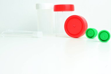  Test tüpleri ve sıvılar veya diğer testler için küçük laboratuvar kapları. Metin için boşluk.