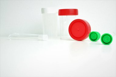  Test tüpleri ve sıvılar veya diğer testler için küçük laboratuvar kapları. Metin için boşluk.