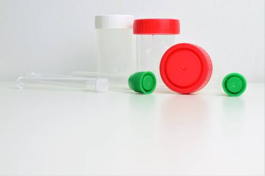  Test tüpleri ve sıvılar veya diğer testler için küçük laboratuvar kapları. Metin için boşluk.