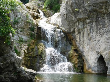 Sırbistan'ın Doğusundaki Blederia'da bir şelale resmi.