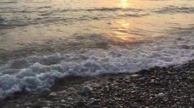 Gün batımında su mavisi dalgaların videosu.