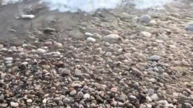 Güzel, tatmin edici deniz ve okyanus dalgaları küçük bir kumsalda.