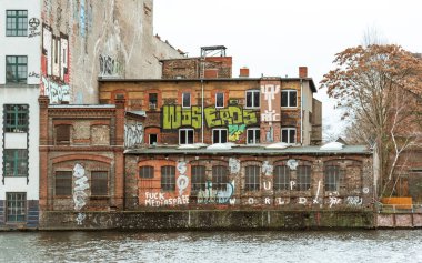 Spree Nehri 'nin önündeki eski bina.