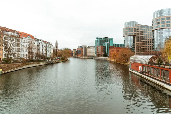 Moabiter Köprüsü manzarası