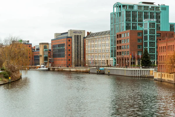 Moabiter Köprüsü manzarası