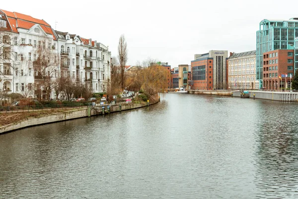 Moabiter Köprüsü manzarası