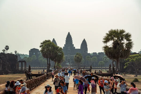 İnsanlar Angkor Wat 'a girmek için zamanı bekliyorlar.