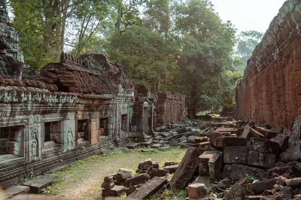 Angkor Wat 'ın içindeki çökmüş duvarlar