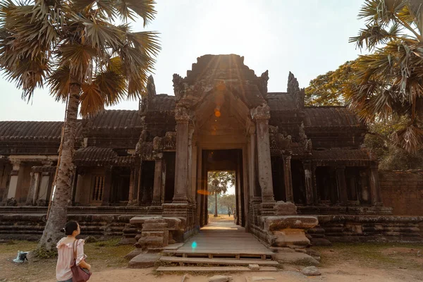 Kamboçya 'da güneş Angkor Wat' ın üzerinde parlıyor.
