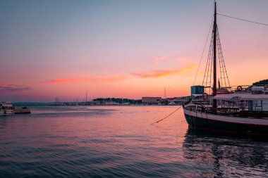 Yaz mevsiminde bölünmüş portta gün batımı