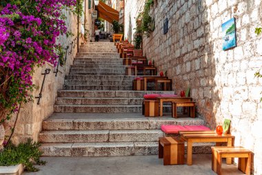 Hırvatistan 'ın Hvar kentinde merdivende masaları olan bir bar.