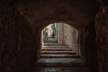 Hırvatistan 'ın Korcula Adası' nda bir tünel