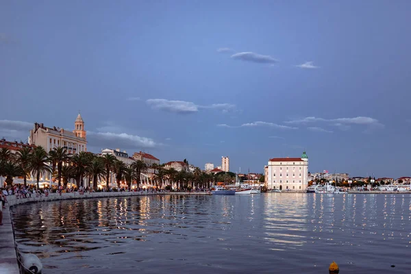 Yaz mevsiminde bölünmüş portta gün batımı