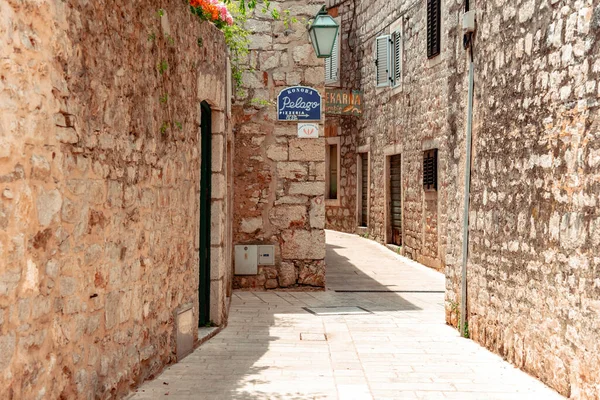 Hvar Adası 'nda Jelsa sokakları