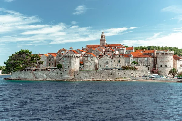 Korcula Adası 'na tekneyle geliyor.