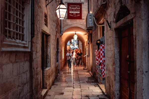 Gece Dubrovnik 'in eski sokaklarında